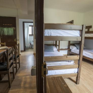 Habitació amb lliteres del Pistet del Mestre, a Montenatró, Lleida.