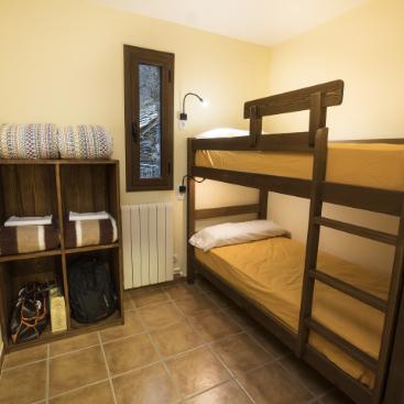 Habitaciones compartidas en Abadía de Montenartró, tu refugio en los Pirineos.